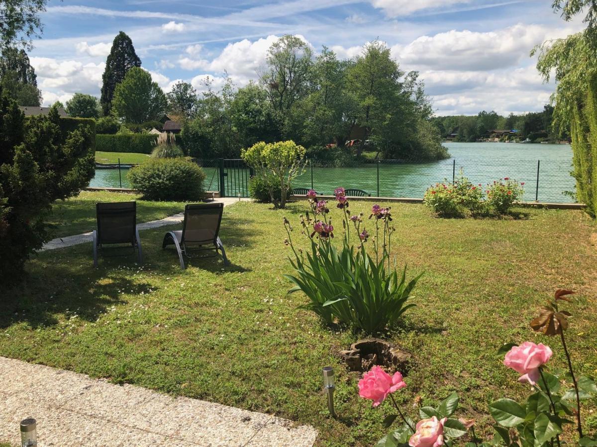 Le Chalet Du Lac - Domaine De La Goujonne Saint-Sauveur-lès-Bray Exterior photo